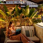 Serenity Ocean View 1br With Terrace, Pool & Walk To Beaches Апартаменти